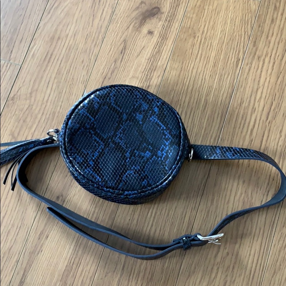 ๐HP๐Faux leather navy belt bag and crossbody - Picture 6 of 10